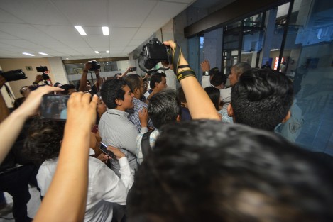 
Entre empujones, gritos, y hasta mentadas de madre rindió protesta el nuevo Fiscal anticorrupción, el cual fue designado por diputados del PAN, PRD, PANAL e independientes. 