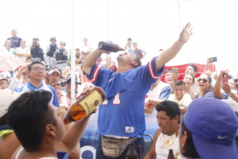 En el marco de las fiestas de Santa Ana, en Boca del Río, Ver., realizaron concursos de comelones, yardas, palo encebado y cuerdas; aunque para nada tengan que ver con la fiesta religiosa.