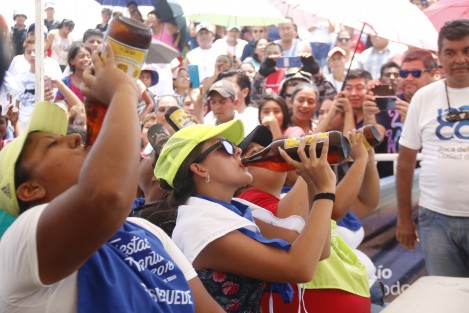 En el marco de las fiestas de Santa Ana, en Boca del Río, Ver., realizaron concursos de comelones, yardas, palo encebado y cuerdas; aunque para nada tengan que ver con la fiesta religiosa. 