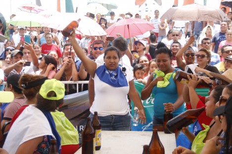 En el marco de las fiestas de Santa Ana, en Boca del Río, Ver., realizaron concursos de comelones, yardas, palo encebado y cuerdas; aunque para nada tengan que ver con la fiesta religiosa.