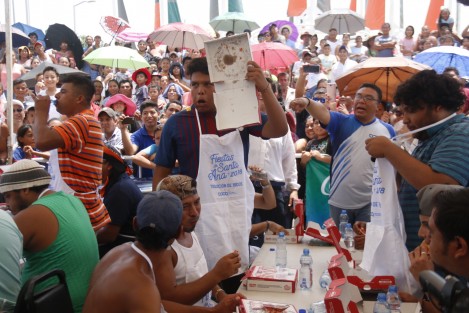 En el marco de las fiestas de Santa Ana, en Boca del Río, Ver., realizaron concursos de comelones, yardas, palo encebado y cuerdas; aunque para nada tengan que ver con la fiesta religiosa.