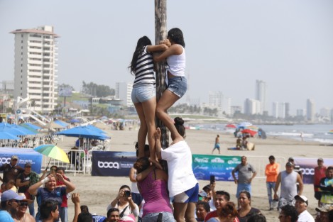 En el marco de las fiestas de Santa Ana, en Boca del Río, Ver., realizaron concursos de comelones, yardas, palo encebado y cuerdas; aunque para nada tengan que ver con la fiesta religiosa.