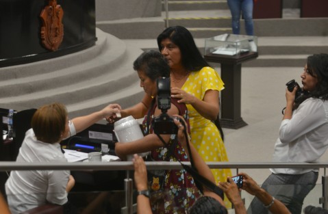 La diputada Copete Zapot pidió a los legisladores que cooperan para unas personas que combaten el cáncer, pero al parecer su  más reciente bono de productividad, aun no ha sido depositado.   