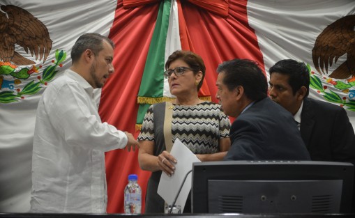 La discusión de la modificación a la Ley del IPE se sacó del orden del día de la sesión de este jueves, sin embargo diputados intervinieron ante la presidenta de la Mesa Directiva para que el mismo se incluyera. 