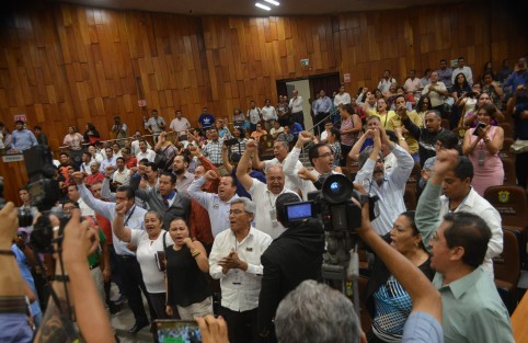 Con el júbilo de los asistentes a la sesión de este jueves, los diputados locales aprobaron las Reformas a la Ley de IPE con  42 votos a favor, incluyendo los de panistas