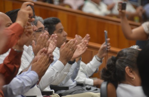 Con el júbilo de los asistentes a la sesión de este jueves, los diputados locales aprobaron las Reformas a la Ley de IPE con  42 votos a favor, incluyendo los de panistas