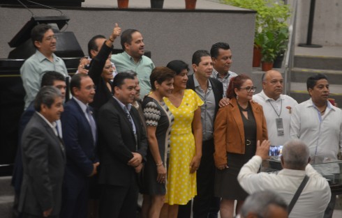 Con una imagen opuesta a la sesión anterior, diputados de todos los colores se tomaron la foto del recuerdo con los pensionados e integrantes del consejo del IPE. Hasta parecía un Poder 100% independiente. 