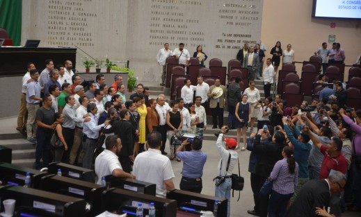 Con una imagen opuesta a la sesión anterior, diputados de todos los colores se tomaron la foto del recuerdo con los pensionados e integrantes del consejo del IPE. Hasta parecía un Poder 100% independiente. 