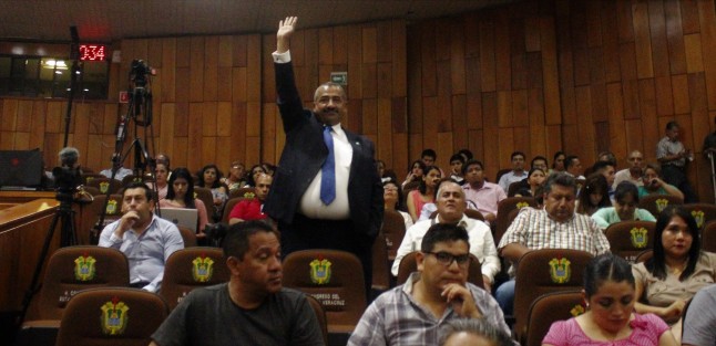 La diputada Cinthya Lobato era criticada por sus entonces compañeros de bancada por mantenerse fuera de las curules durante la sesión. El diputado Marco Antonio Núñez vota desde las tribunas y nada pasa.  