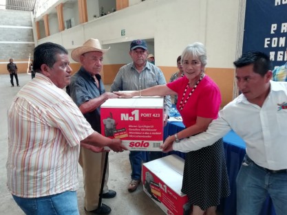 En Tlapacoyan, productores del campo recibieron apoyos para mejorar sus producciones.
