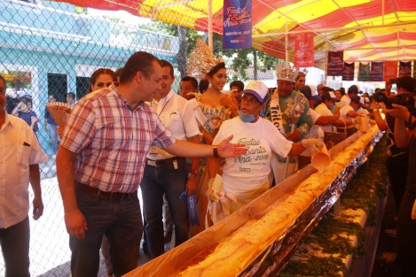 El tradicional Filete Relleno de Mariscos de las fiestas patronales, fue repartido entre los boqueños. Con más de 100 metros de longitud, el platillo fue degustado por el alcalde y su comitiva. 