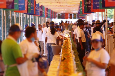 El tradicional Filete Relleno de Mariscos de las fiestas patronales, fue repartido entre los boqueños. Con más de 100 metros de longitud, el platillo fue degustado por el alcalde y su comitiva. 