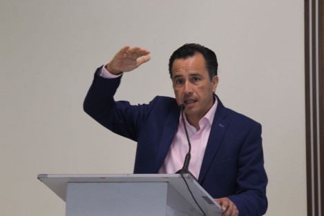 Al asistir a un curso de capacitación de los diputados locales electos, de Movimiento de Regeneración Nacional (Morena), Cuitláhuac García declaró que ya se entrevistó con quien será el próximo secretario de Hacienda y Crédito Público para exponer el tema de un monto adicional al presupuesto que ya existe y atender por partes a quienes el gobierno estatal les adeuda.