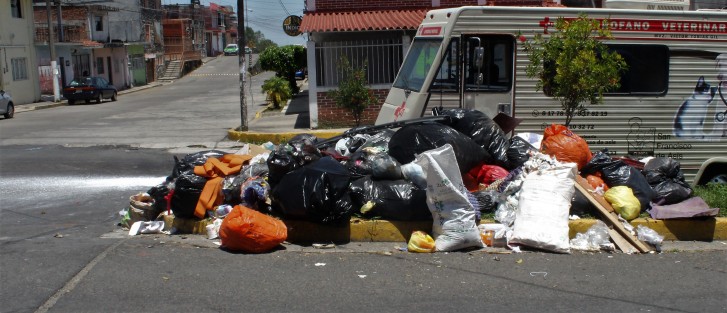 Montones de basura, así se ve seguido esta capital, con eso de que las rutas no pasan los días que se supone deben de pasar. 