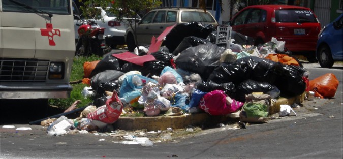 Montones de basura, así se ve seguido esta capital, con eso de que las rutas no pasan los días que se supone deben de pasar. 