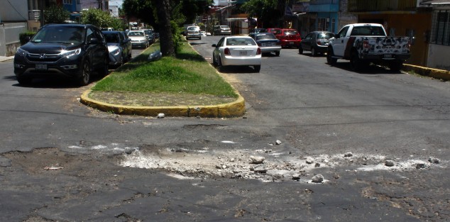 Con escombro tapan los hoyos en las calles de Xalapa. 