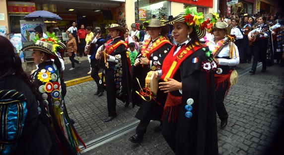 Por varias calles de la ciudad de Xalapa se llevó a cabo la Magna callejoneada de las participantes en el Festival de Tunas Femeniles, la cual lamentablemente no contó con el apoyo de Tránsito del Estado  para poder transitar por algunos minutos por las calles. 