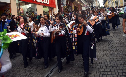 Por varias calles de la ciudad de Xalapa se llevó a cabo la Magna callejoneada de las participantes en el Festival de Tunas Femeniles, la cual lamentablemente no contó con el apoyo de Tránsito del Estado  para poder transitar por algunos minutos por las calles. 
