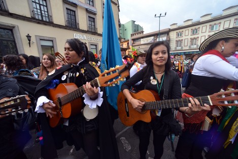 Por varias calles de la ciudad de Xalapa se llevó a cabo la Magna callejoneada de las participantes en el Festival de Tunas Femeniles, la cual lamentablemente no contó con el apoyo de Tránsito del Estado  para poder transitar por algunos minutos por las calles. 