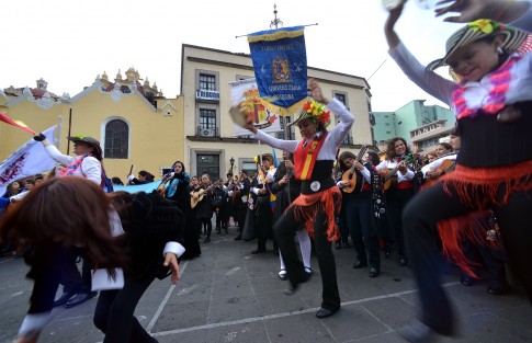 En Plaza Lerdo las Tunas interpretaron y bailaron parte de su repertorio a solicitud de los ahí reunidos, para luego retirarse hacia el IMAC donde brindaron un concierto.