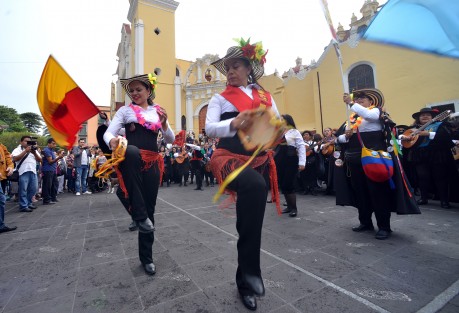En Plaza Lerdo las Tunas interpretaron y bailaron parte de su repertorio a solicitud de los ahí reunidos, para luego retirarse hacia el IMAC donde brindaron un concierto.