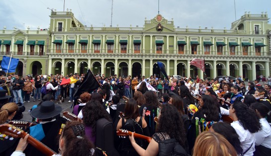En Plaza Lerdo las Tunas interpretaron y bailaron parte de su repertorio a solicitud de los ahí reunidos, para luego retirarse hacia el IMAC donde brindaron un concierto.