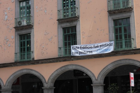 Propietarios de edificio responsabilizan al fabricante del mal estado de la pintura de este céntrico inmueble de Xalapa, ventilando su inconformidad.  
