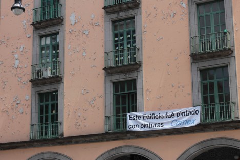 Propietarios de edificio responsabilizan al fabricante del mal estado de la pintura de este céntrico inmueble de Xalapa, ventilando su inconformidad.  