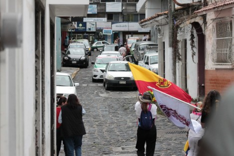 Pese a que las organizadoras de la callejoneada del Festival de Tunas solicitaron con anticipación y formalmente apoyo vial a Tránsito del Estado para efectuar su breve recorrido por calles del Centro Histórico, nadie llegó, por lo que todo quedó en la buena voluntad de los automovilistas. 