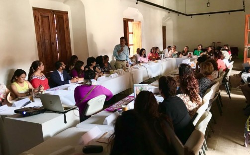 Ante los colectivos que buscan a sus familiares desaparecidos, el gobernador electo, Cuitláhuac García Jiménez, se solidarizó con estos grupos y se comprometió a hacer mensualmente, a partir de agosto, reuniones periódicas para conocer los avances de esas investigaciones.