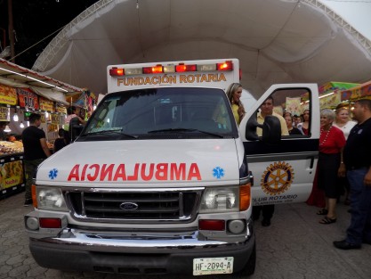 DIF municipal recibió ambulancia de manos de los rotarios. 
