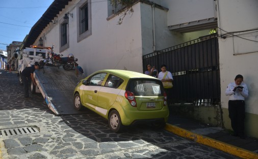 A pesar de ser periodo vacacional y de estar en lugares donde no estorban pero está prohibido estacionarse, automovilistas siguen padeciendo a las grúas quienes en estos últimos días han arreciado su actividad tal vez por ser el año de Hidalgo.