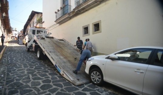A pesar de ser periodo vacacional y de estar en lugares donde no estorban pero está prohibido estacionarse, automovilistas siguen padeciendo a las grúas quienes en estos últimos días han arreciado su actividad tal vez por ser el año de Hidalgo.