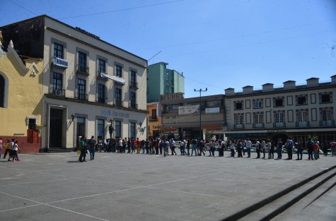 Después de que este fin de semana se dieran a conocer los resultados del examen de ingreso al nivel educativo medio superior, padres de familia acuden a pagar en el banco la inscripción.  