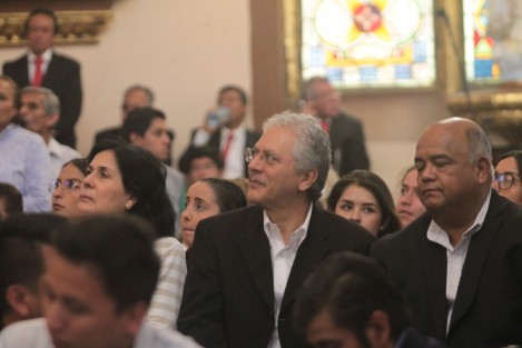 En la celebración eucarística estuvieron presentes autoridades locales y estatales como el alcalde Hipólito Rodríguez, Erick Cisneros, representante del gobernador electo. 