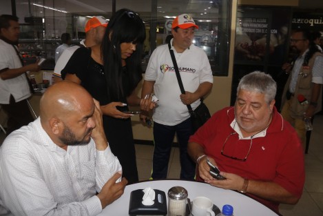 El presidente del comité directivo estatal de MORENA, Manuel Huerta Ladrón de Guevara, acudió a una entrevista con medios de comunicación, en la ciudad de Veracruz; a su llegada fue abordado por un representante de la comunidad Lésbico-Gay, quien lo saludó y le pidió una cita para dialogar temas prioritarios para este sector. 