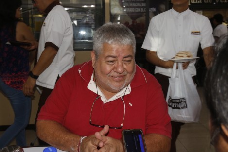 El presidente del comité directivo estatal de MORENA, Manuel Huerta Ladrón de Guevara, acudió a un entrevista con medios de comunicación; a su llegada fue abordado por un representante de la comunidad Lésbico-Gay quien lo saludó y le pidió una cita para dialogar temas prioritarios para este sector.