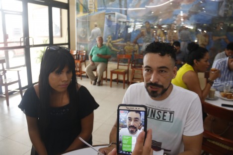 Juvencio Adán Cervantes, profesor de la escuela primaria Ahauializapan en el municipio de Orizaba, denunció públicamente discriminación laboral por el hecho de dar a conocer abierta su orientación sexual. 
