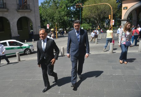 Cuando el gobernador Yunes Linares se dirigía acompañado de Rogelio Franco a la Catedral de Xalapa, desde un vehículo que pasaba una persona les gritó que ya se fueran de Xalapa pues aquí no los quieren.  