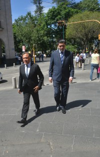 Cuando el gobernador Yunes Linares se dirigía acompañado de Rogelio Franco a la Catedral de Xalapa, desde un vehículo que pasaba una persona les gritó que ya se fueran de Xalapa pues aquí no los quieren.  