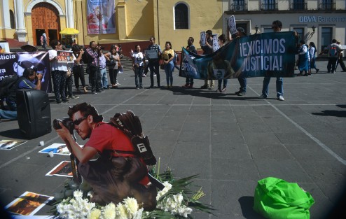 Familiares, amigos, activistas así como excompañeros de Rubén Espinosa le rindieron un homenaje  en plaza Lerdo, a tres años de que fuera asesinado en la Ciudad de México junto con la joven Nadia Vera. 
