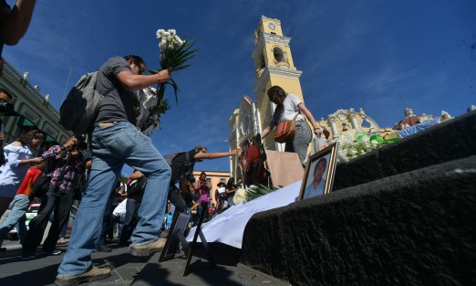 Familiares, amigos, activistas así como excompañeros de Rubén Espinosa le rindieron un homenaje  en plaza Lerdo, a tres años de que fuera asesinado en la Ciudad de México junto con la joven Nadia Vera. 