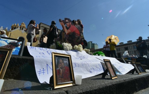 Familiares, amigos, activistas así como excompañeros de Rubén Espinosa le rindieron un homenaje  en plaza Lerdo, a tres años de que fuera asesinado en la Ciudad de México junto con la joven Nadia Vera. 