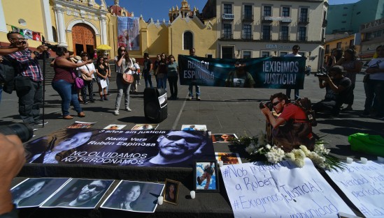 Familiares, amigos, activistas así como excompañeros de Rubén Espinosa le rindieron un homenaje  en plaza Lerdo, a tres años de que fuera asesinado en la Ciudad de México junto con la joven Nadia Vera. 