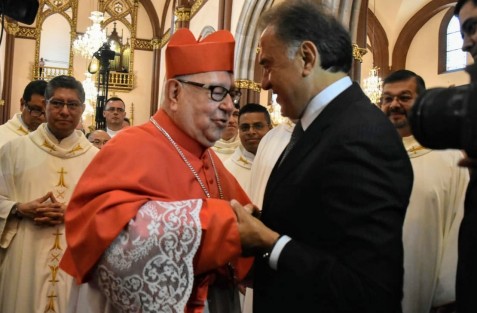 Previo a la celebración eucarística, el gobernador Miguel Ángel Yunes Linares saludó al Cardenal Sergio Obeso Rivera. 