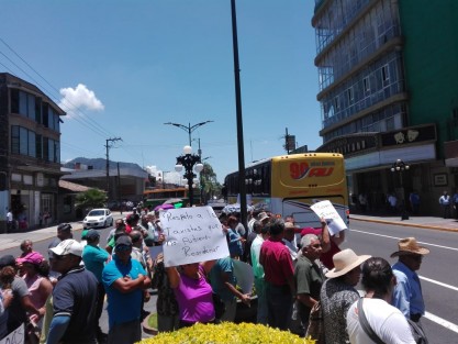 Integrantes de la Coalición de taxistas de la región de Orizaba, marcharon la tarde de hoy, en contra de la amenaza que vertió en días pasados el secretario de Seguridad Pública, quien mencionó que el primero de agosto serán retiradas las unidades que no han entrado al reordenamiento.