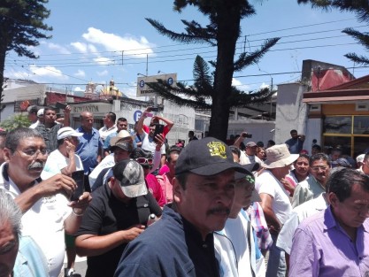 La Coalición de taxistas de la región de Orizaba, marcharon la tarde de hoy, en contra de la amenaza que vertió en días pasados el secretario de Seguridad Pública, quien mencionó que el primero de agosto serán retiradas las unidades que no han entrado al reordenamiento. 