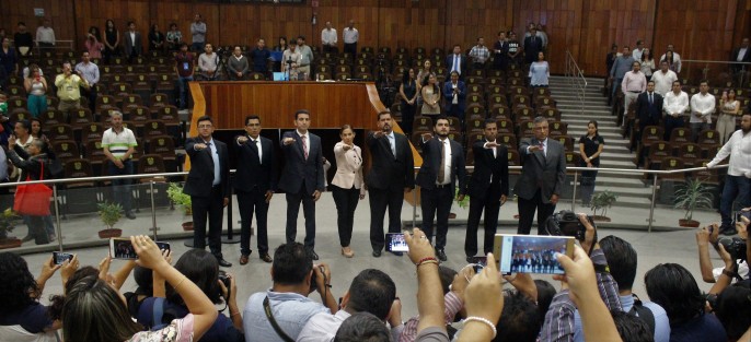 Tras aprobarse los nombramientos, por mayoría calificada, la Mesa Directiva, presidida por la diputada María Elisa Manterola Sainz, les tomó la protesta de Ley. 