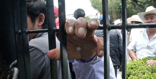 Manifestantes a favor y en contra del actual alcalde de Ayahualulco, Ver. se vieron la mañana del martes en el Palacio Legislativo. 