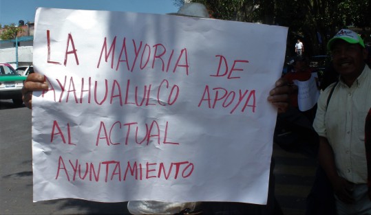 Manifestantes a favor y en contra del actual alcalde de Ayahualulco, Ver. se vieron la mañana del martes en el Palacio Legislativo. 